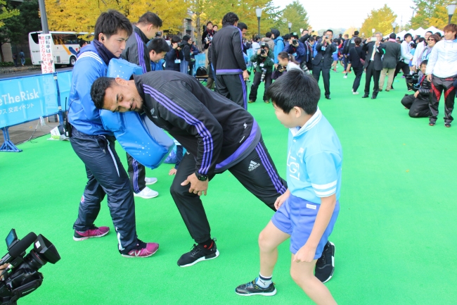 オールブラックス選⼿と⼦どもたちのタックル練習