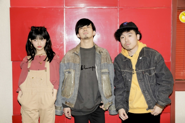 L→R　甲田まひる a.k.a. Mappy、新井和輝（from King Gnu）、石若駿