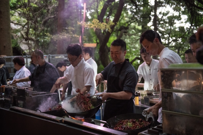 オープンキッチンからは料理の音と香りも伝わった。