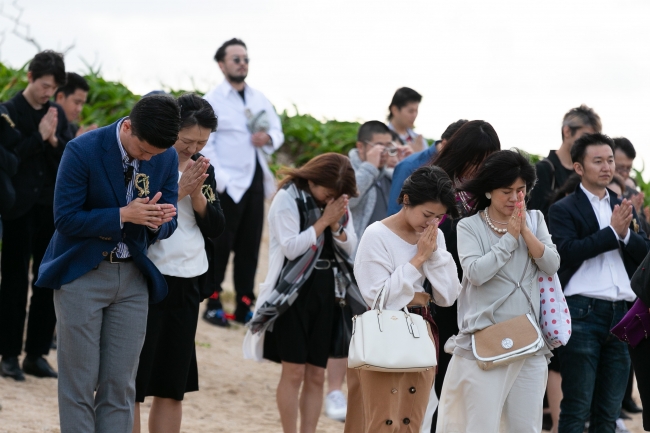 カベール岬では、「ニライカナイ」の方角に向かって手を合わせて、祈りを捧げた。