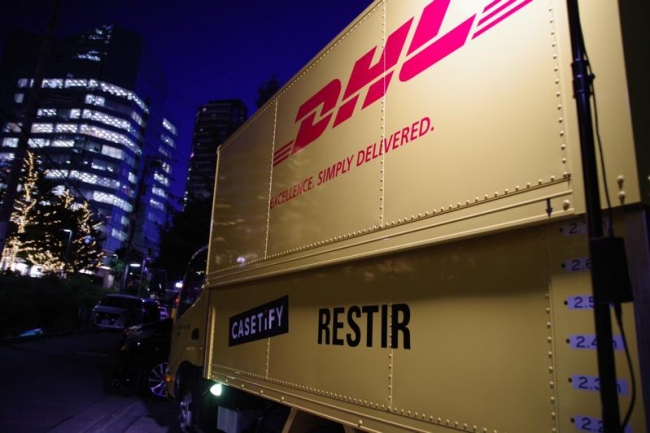 DHLの配送車両も、特別にデコレーションされ、RESTIR店頭でお客様をお迎えしました