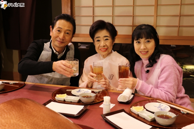 中村玉緒（中）と西村知美（右）と木屋町で懐かしい話に花が咲く