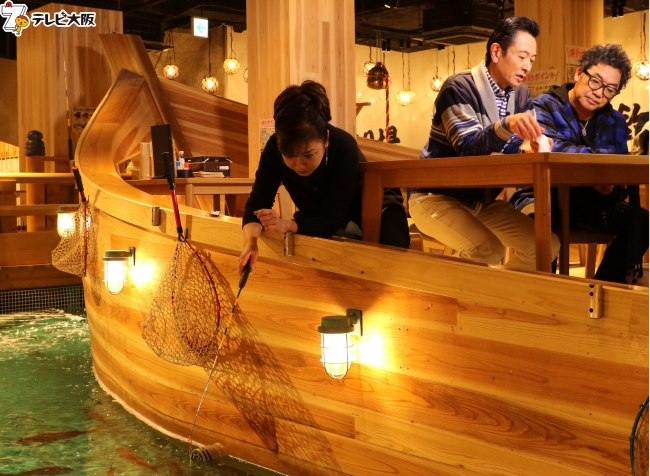 “釣って食べて楽しい居酒屋”で真剣に釣りをする伍代夏子