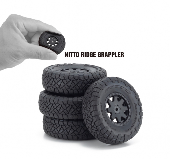 SUVタイヤで定評の『NITTO RIDGE GRAPPLER』を再現し、台形ホイールデザインとガンメタリックアルミカラーを表現。ボディやシャシーが実車ライクなミニッツ4×4のスケール感の高さをきわだたせた。