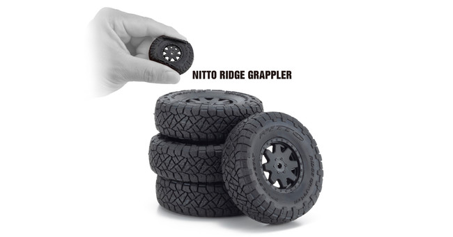 SUVタイヤで定評の『NITTO RIDGE GRAPPLER』を再現し、台形ホイールデザインとガンメタリックアルミカラーを表現。ボディやシャシーが実車ライクなミニッツ4×4のスケール感の高さをきわだたせています。