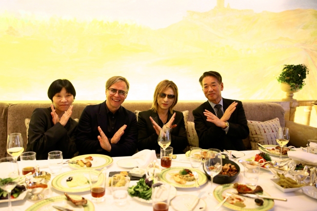 右から、在ロシア日本国大使館　特命全権大使・上月様、YOSHIKI、イリヤ、一等書記官・高橋様