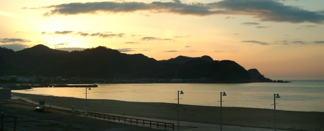 3位　「あまるべ温泉　夕香楼しょう和＜香住＞」　香住海水浴場の景色