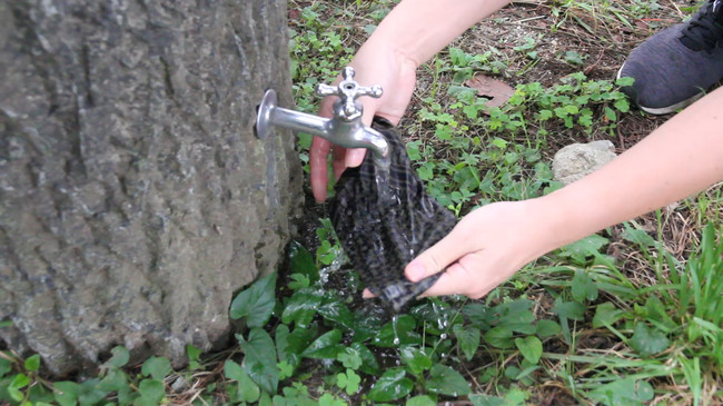 水にぬらしてしぼり、振るだけでひんやりクール