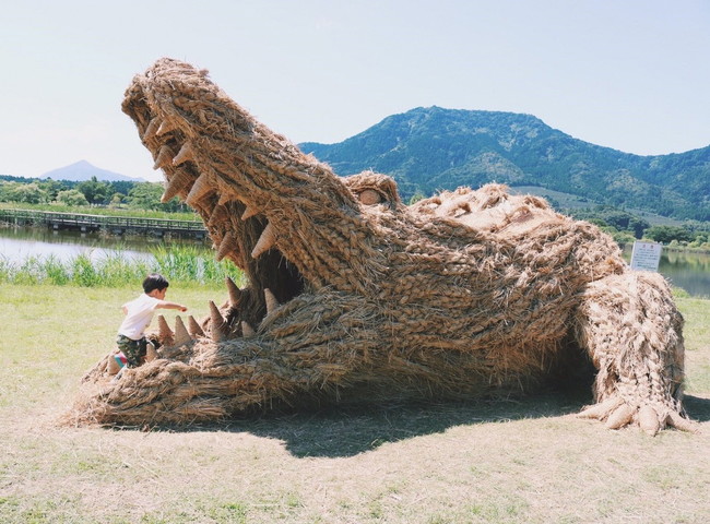 「稲わらを使って作った巨大なオブジェ」（昨年度の作品）