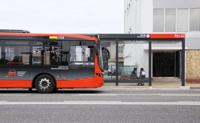 連節バス「ツインくる」とＢＲＴ駅