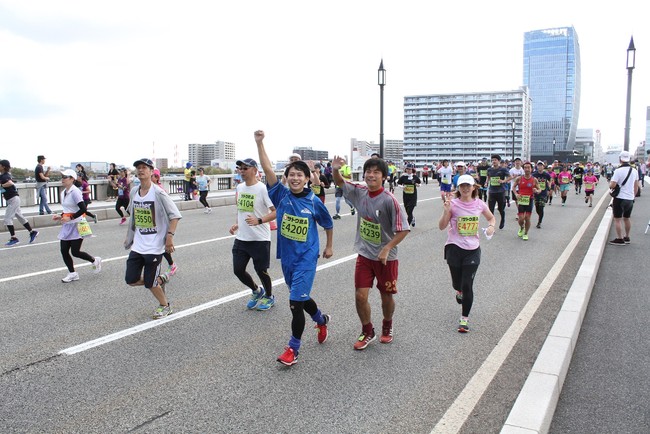 通常大会で萬代橋上を走る参加者