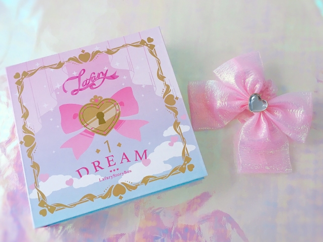 Lafaryオリジナルシュシュリボン《Dream》と、絵本型ストーリーBOX（価格：税込3,980円）