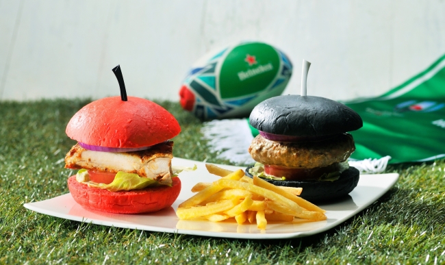 「RED SPICY CHICKEN BURGER」と「BLACK & BLACK BURGER」