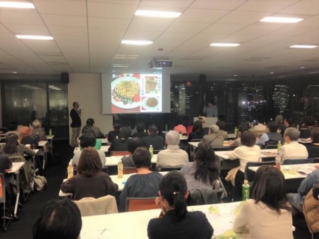 食べた料理の数々を写真で紹介する曽束さんのお話にため息がもれる