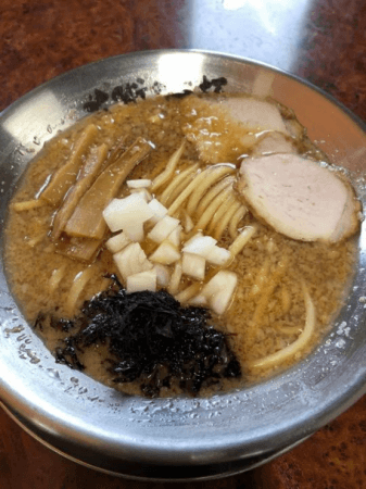 メタル丼で提供される「背脂ラーメン」（中華そば700円）