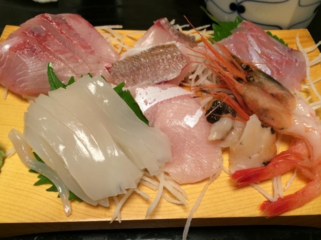 恐るべし！鮮魚店直営居酒屋「持田屋」の刺身盛り合わせ。これで1000円とは値段の感覚がおかしくなる（1人前500円）