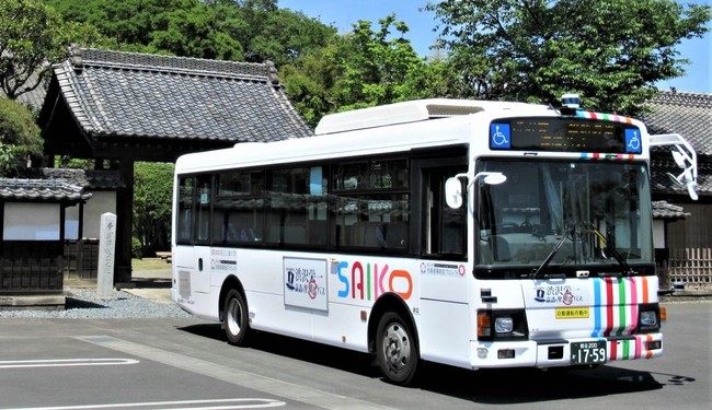 写真１：大型自動運転バス（レインボー）≪旧渋沢邸・中の家前≫ 