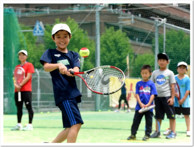 プロ選手に挑戦！目を輝かせてボールを追うジュニアキッズ生たち。