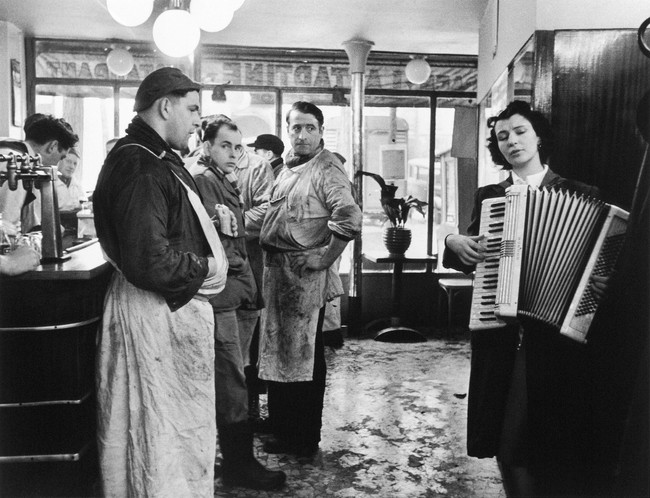 ロベール・ドアノー ≪音楽好きの肉屋≫ パリ 1953年2月  ゼラチン・シルバー・プリント ©Atelier Robert Doisneau／Contact