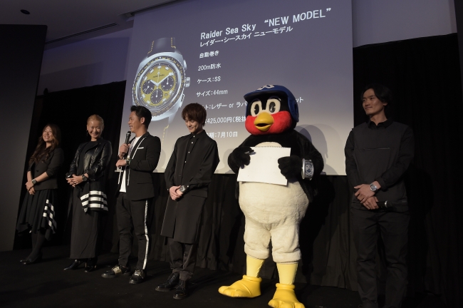 2019年新作発表会「ブラック」。左から三番目が「小川泰弘投手」