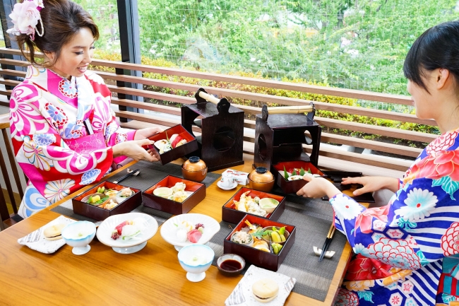 御堂筋を眺めながら「三段弁当」を楽しむ