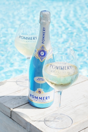 オクマの空と海を彷彿とさせるブルーのボトルが印象的なPOMMERY Royal Blue Sky