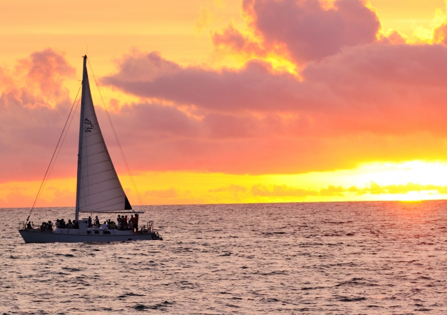 静かな水平線にゆっくりと沈んでいく美しい夕陽を眺めて過ごす時間は贅沢そのもの