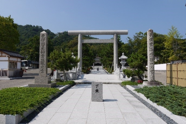 籠神社　正面入口（画像提供：籠神社）