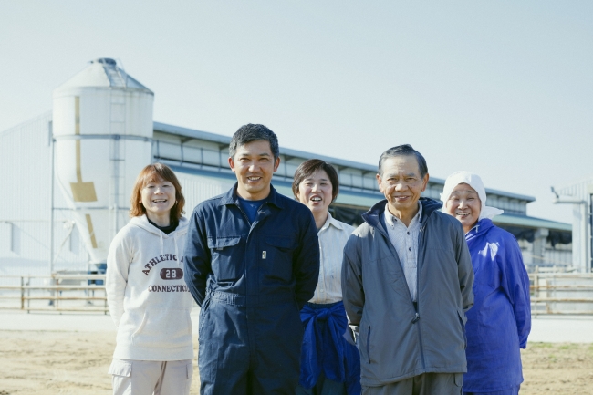 「恋する豚」を生産する在田農場のみなさん（千葉県香取郡東庄町）