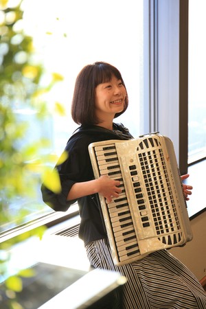 「うたごえ便よりみち」代表　石澤　佳子氏（アコーディオン奏者）