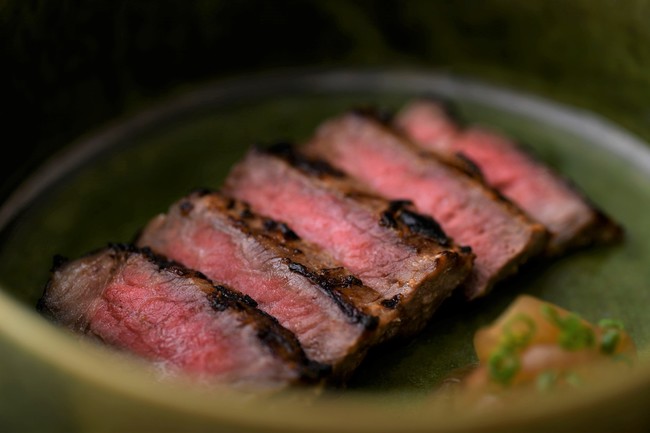 鹿児島黒牛の酒粕焼き。鹿児島黒牛を酒粕・味噌・酒にじっくり漬け込み香り良く焼き上げた