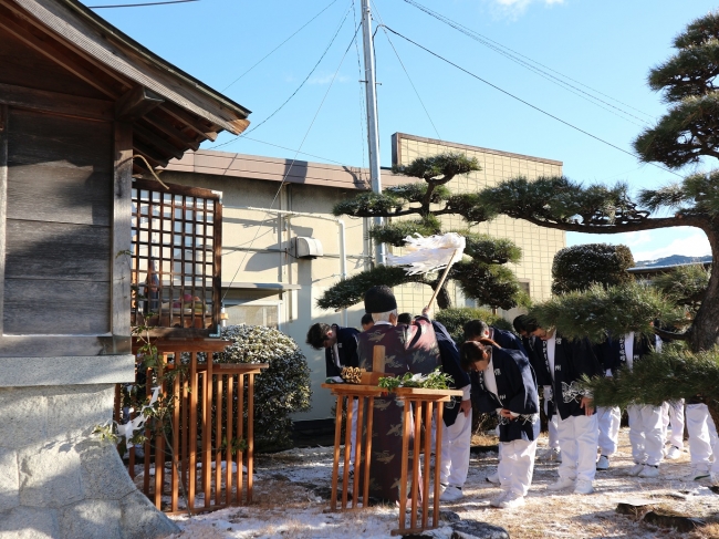 寒仕込み当日の朝は、工場敷地内にある技の神を祀る社へ、味噌づくりの無事とおいしく仕上がるように祈願しています。