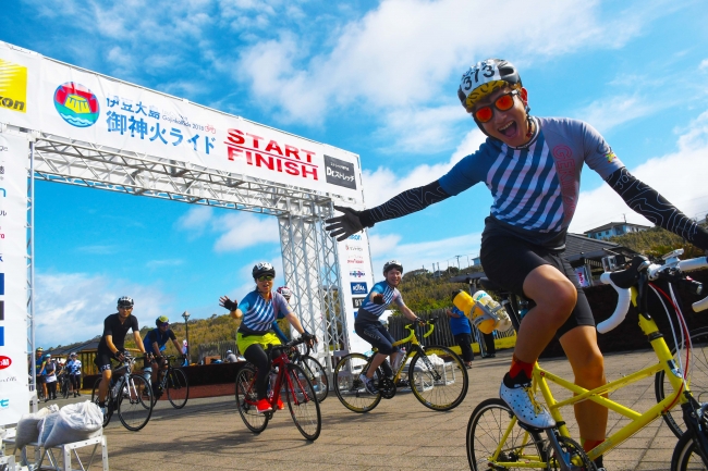 満面の笑顔でスタートする参加者たち＝前回大会