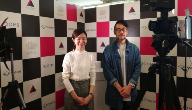 ◆ rooms EXPERIENCE 36 ライブコマース用ブース ※スペイシー社広報担当 林　織奈さん（左）、VIVID CEO 森田 敏行（右）