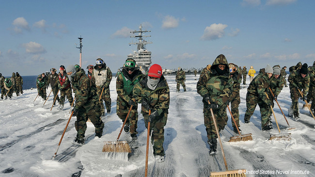 空母ロナルド・レーガンの甲板を除染する米兵たち ©️United States Naval Institute （ドキュメンタリー映画「我が友・原子力〜放射能の世紀」）