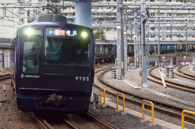 走行中の相鉄９０００系リニューアル車両