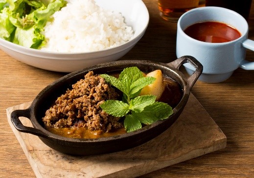 ラムのキーマカレー 　クミンなど香辛料をふんだんに使ったラム肉のキーマカレー 　ミントの爽やかさがラム肉を食べやすくいたします。