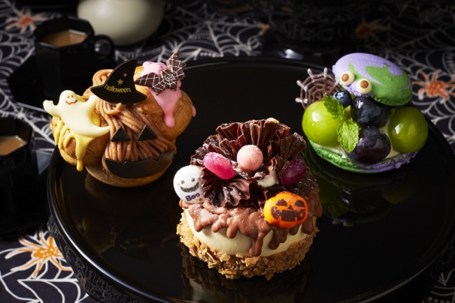 ハロウィーンケーキフェア  左：魔女のモンブラン　600円、中：ゴーストの館　650円、右：マカロンモンスター　620円　※税込み