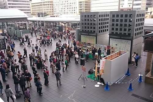 京都駅前のようす