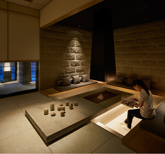 「ONSEN RYOKAN 由縁 札幌」いろり photo©Nacasa&Partners