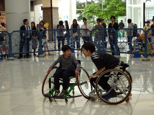 第１回体験者からのコメント 「楽しみにしていた体験会でした。実際やってみると車椅子の操作は力の入れ具合が難しく、腰がパンパンに張ってしまうほどでした。」