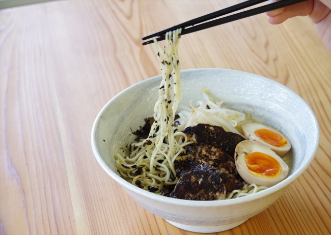 碾茶ほうじ茶が細麺と絡まり、食感と香りが新しい