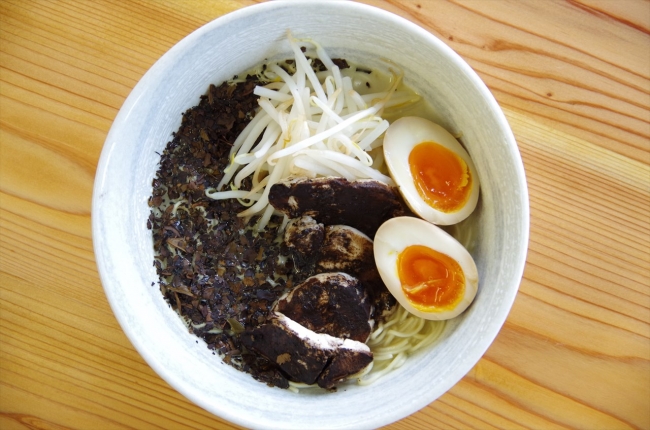 丼の半分には碾茶ほうじ茶がたっぷりと、鶏むねチャーシューもほうじ茶パウダーがまぶされてほうじ茶尽くし