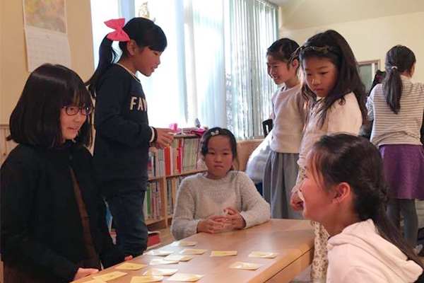 おんぷトランプの試作品で遊ぶ子供たち