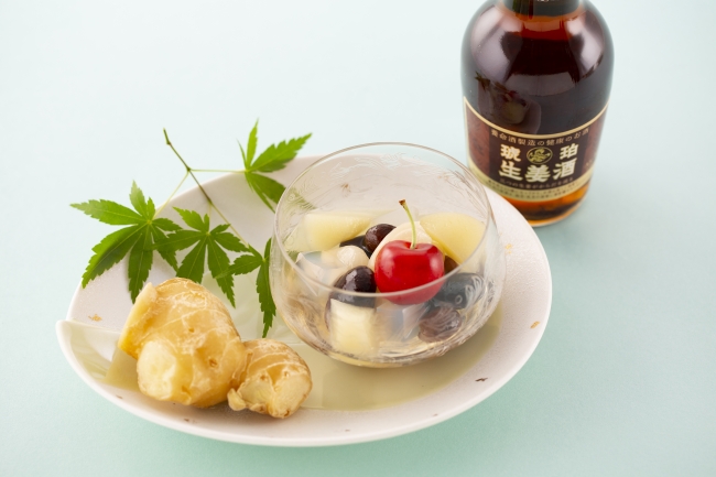 縁 特製デザート「みつ豆色々 薬膳シロップ掛け」。 薬膳シロップには養命酒製造株式会社の健康のお酒「琥珀生姜酒」を使用。