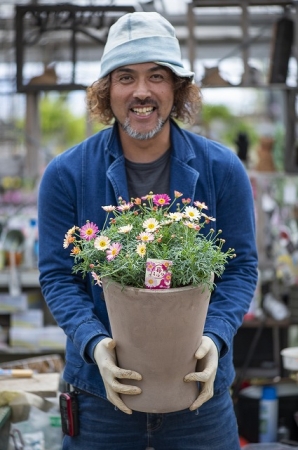 「元気で活きのいい植物＆マルシェ」の名物店長、　井上盛博さん