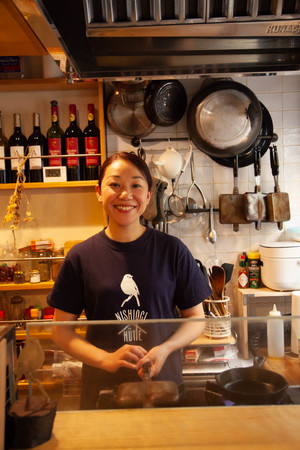 西荻ヒュッテでホットサンドを作る、幕田美里（まくた みさと）さん。