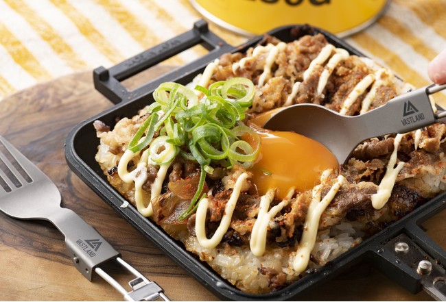 なんと買ってきた牛丼をそのまま焼くだけ！仕上げのマヨネーズと卵黄で旨さ倍増の「グリル牛丼」