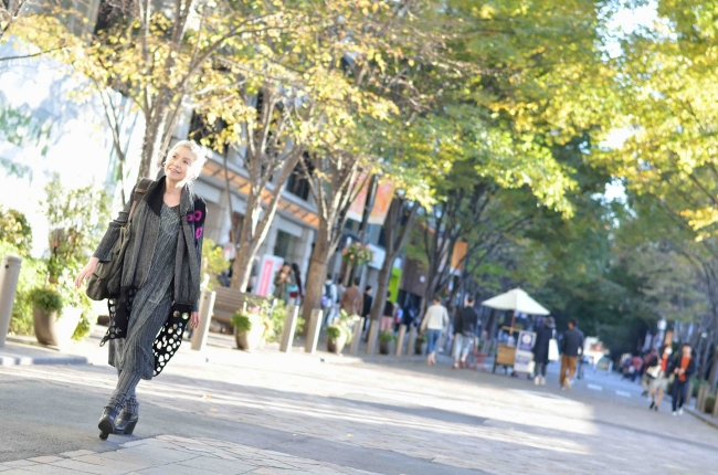 颯爽と街を歩く 河野 静代さん 65歳