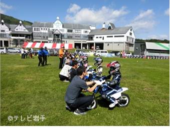 「親子バイク教室」お父さんお母さんがトライアルデビューをサポート